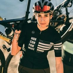 Maillot Manches Courtes Gobik Cx Pro Black Claim Unisex 63 Maillot Manches Courtes Gobik Cx Pro Black Claim Unisex -VÉLOS Soldes Magasin maillot unisex cxpro black claim gobik warm series22 4 700x700 4