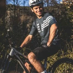 Maillot Gobik Manche Courte Volt Charcoal Homme 76 Maillot Gobik Manche Courte Volt Charcoal Homme -VÉLOS Soldes Magasin t shirt man freeride volt charcoal claim gobik warm series22 5 700x700 2