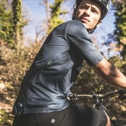 Maillot Gobik Manche Courte Volt Charcoal Homme 87 Maillot Gobik Manche Courte Volt Charcoal Homme -VÉLOS Soldes Magasin t shirt man freeride volt charcoal claim gobik warm series22 7 700x700 3