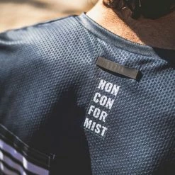 Maillot Gobik Manche Courte Volt Charcoal Homme 125 Maillot Gobik Manche Courte Volt Charcoal Homme -VÉLOS Soldes Magasin t shirt man freeride volt charcoal claim gobik warm series22 9 700x700 7